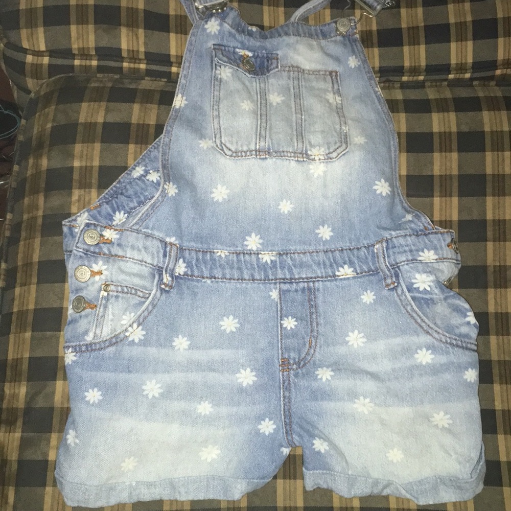 This is a L.E.I. Brand outfit-overalls✨